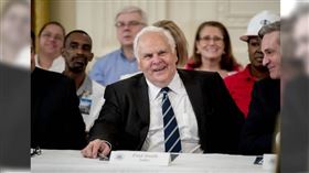 美國快遞公司聯邦快遞（FedEx）創辦人兼榮譽董事長辭世，享壽80歲。（圖／達志／美聯社）