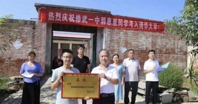 中國一名學霸考上北大後,僅上完第一節課後便決定退學,後又考上清華,引發關注。(圖/翻攝微博)