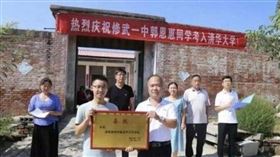 中國一名學霸考上北大後，僅上完第一節課後便決定退學，後又考上清華，引發關注。（圖／翻攝微博）