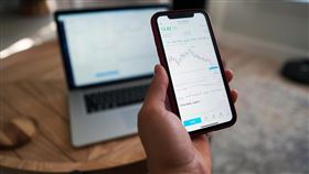 ▲中東情勢升溫使全球市場陷入不安，台股今日開盤以下跌開出。（示意圖／PIXABAY） 