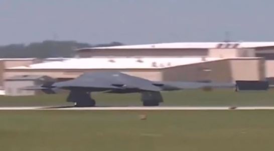  川普公開B-2轟炸機安全返抵密蘇里州基地的影片。(圖/翻攝自Truth Social)
