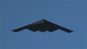 B-2匿蹤轟炸機重返美國新年活動B-2匿蹤轟炸機外型奇特，有如巨大三角形，具有在雷達上隱形的匿蹤特性，服役30年來是美軍一線的戰略轟炸機。圖為2022年一架B-2轟炸機為玫瑰花車遊行衝場。中央社記者林宏翰洛杉磯攝  112年12月27日