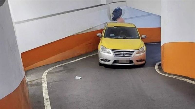 蘇男倒臥車道遭計程車輾過。（圖／翻攝畫面）