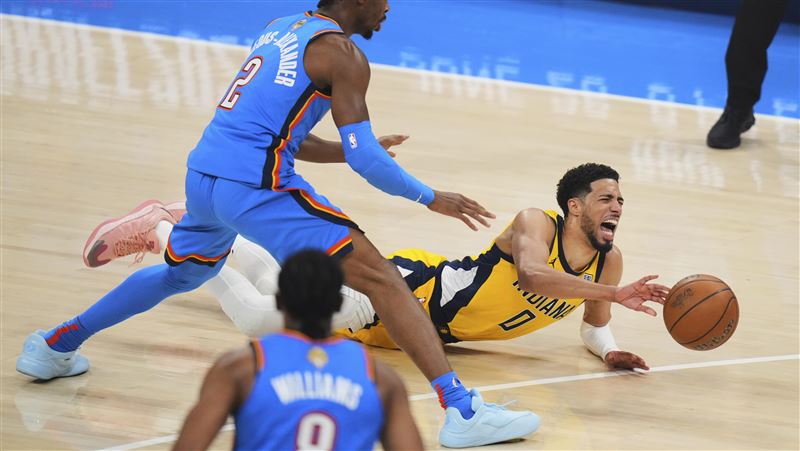 溜馬一哥哈利柏頓(Tyrese Haliburton)無碰撞突然倒地,疑似右腿阿基里斯腱受傷。(圖/美聯社/達志影像)