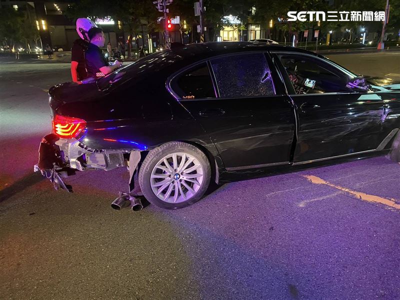 林姓毒品通緝犯拒檢逃竄沿路衝撞路邊汽機車,並趁亂棄車逃逸。(圖/翻攝畫面)
