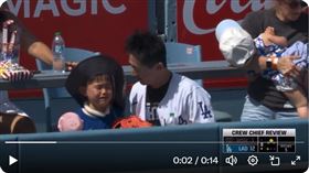 ▲爸爸搶接大谷翔平全壘打卻漏接，一旁的兒子大哭。（圖／翻攝自Hyeseong Kim Muse 김혜성推特）