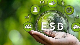 ▲ 隨著人工智慧迅速發展，背後龐大的能源與水資源消耗成為永續發展新挑戰，科技企業正積極尋求綠能與高效冷卻技術，以減緩環境負擔並發掘AI在碳減排上的潛力。（圖／永續新聞網官網） 