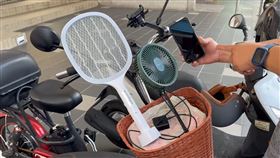 彰化縣府，免費電動機車充電站，霸佔，濫用充手機 電蚊拍(圖／翻攝畫面)