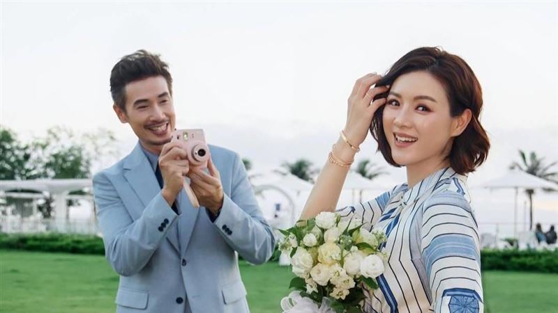 54歲視帝同框嬌妻　牽手放閃慶結婚紀念日