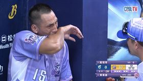 ▲中信兄弟後援投手王凱程在場下痛哭，投手教練王建民給予開導。（圖／翻攝自CPBLTV）