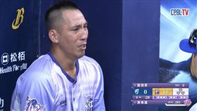 ▲中信兄弟後援投手王凱程在場下痛哭。（圖／翻攝自CPBLTV）