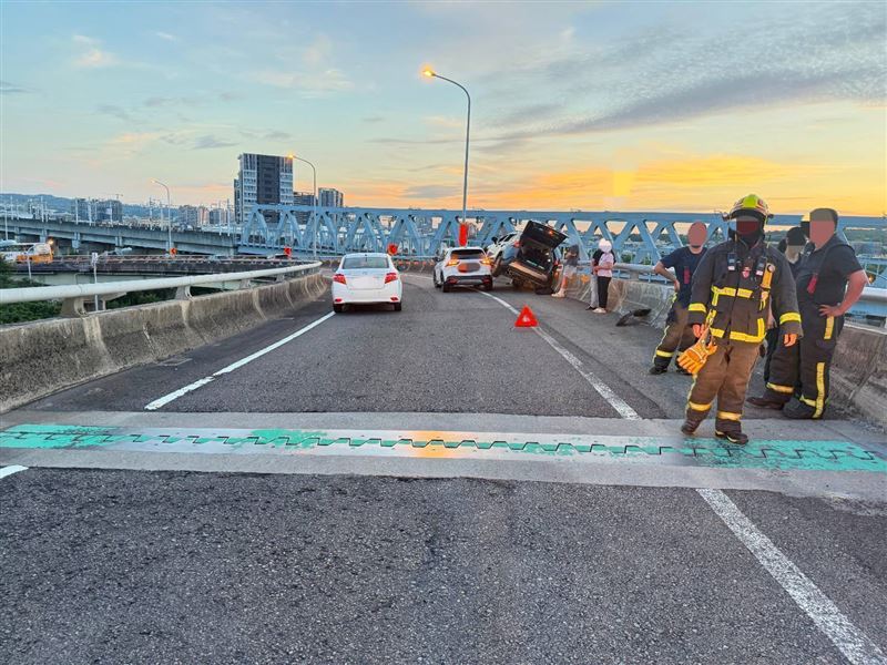 連男自撞護欄又撞上前車,差點翻落護欄。(圖/翻攝畫面)