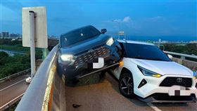 驚悚！台74線休旅車「騎上」白車險墜護欄