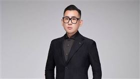 蹦闆表示「台上是男神，台下我都很『難省』。」（圖／本人提供）