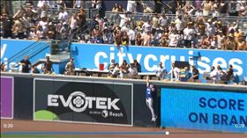 ▲皇家右外野手卡格里歐（Jac Caglianone）美技沒收超前轟。（圖／翻攝自MLB官網）