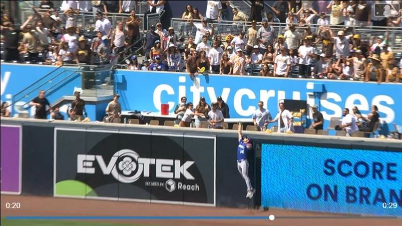 皇家右外野手卡格里歐(Jac Caglianone)美技沒收超前轟。(圖/翻攝自MLB官網)