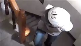 學生租屋遭闖空門！灰衣人惡意破壞監視器