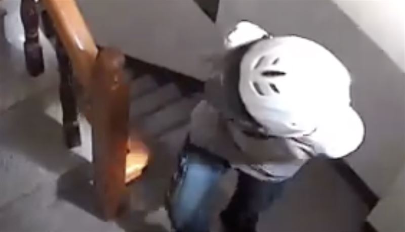 學生租屋遭闖空門！灰衣人惡意破壞監視器