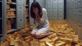 中國黃金販售機構「永坤黃金」倒閉風暴，公司實體銀樓全數關門，總公司也早已人去樓空，甚至傳出老闆捲款潛逃，造成超過1萬人受害。（圖／翻攝自微博）