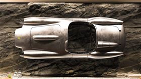 ▲法拉利Testa Rossa J限量車體藝術品。（翻攝Hedley Studios網站）