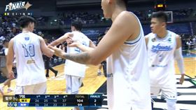 ▲高雄全家海神邱子軒賽後疑似對裁判比出不當手勢。（圖／翻攝自TPBL YT頻道）