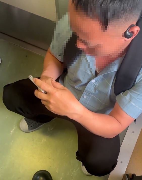 一名越南籍移工在台鐵車廂偷拍女乘客。(圖/翻攝自《記者爆料網》)