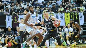 ▲高雄海神G4變陣，換上G1有出賽的摩爾斯(左)取代威勝出賽。（圖／TPBL提供）