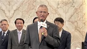 新光金最後一場股東會 洪士琪發表談話併入台新金控前夕，新光金控23日舉行最後一場股東會。會後新光人壽副董事長洪士琪（左3）對媒體發表談話。中央社記者張璦攝 114年6月23日