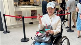 郁方腰傷未癒，只能坐輪椅飛韓國。（圖／翻攝自郁方臉書）