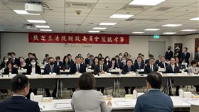 立院財委會考察櫃買中心和期交所  談虛擬資產管理立法院財政委員會23日考察證券櫃檯買賣中心及台灣期貨交易所業務，金管會副主委陳彥良（前中）、期交所董事長吳自心（前右4）、櫃買中心董事長簡立忠（前右2）率各主管親自到場簡報並交換意見。中央社記者鍾榮峰攝  114年6月23日