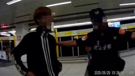 新北市一名28歲的溫姓超商男店員，日前搭乘捷運環狀線時在車廂內吸電子煙，引起其他乘客側目，捷運警獲報在中原站將他逮捕，溫男坦承吸食二級毒品依托咪酯（喪屍煙彈），全案已依違反《毒品危害防制條例》法辦。