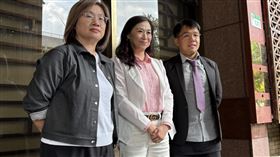 ▲陳培瑜（左一）、林宜瑾（中）自訴陳玉珍等藍白立委在立法院暴力清場，赴台北地院開庭。（圖／記者楊佩琪攝）