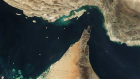 荷莫茲,荷莫茲海峽,伊朗,Strait of Hormuz（圖／翻攝自NASA）

圖片來源：
https://commons.wikimedia.org/wiki/File:Stra%C3%9Fe_von_Hormuz.jpg?uselang=zh-tw#%E6%8E%88%E6%AC%8A%E6%A2%9D%E6%AC%BE