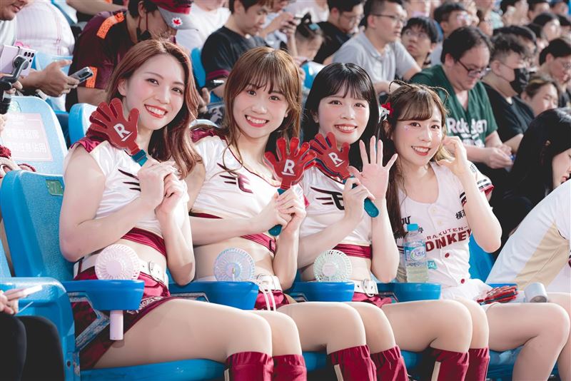 KAO(左起)、NANAKA、NANA、KAHO。(圖/樂天桃猿提供)