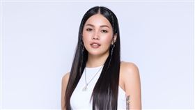 新生代女歌手阿布絲 Abus，今年憑著專輯《QUEENDOM》一口氣入圍金曲獎6項大獎，今舉辦聯訪（圖／華納音樂提供）