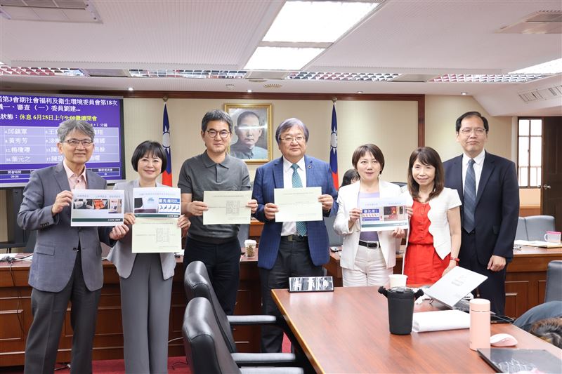 民進黨立委林月琴說,從此「博愛座」改名為「優先席」。(圖/翻攝自林月琴臉書)