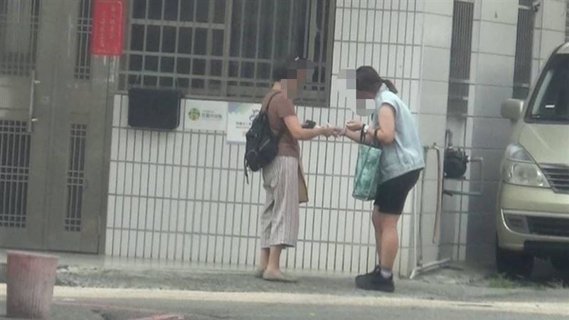 民眾與警方實施誘捕,沒想到警民合作共同逮捕車手,竟然是已驚76歲的老婦人(左)。(圖/翻攝畫面)