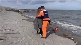 女子沈默走向大海，輕生，熱心民眾急通報，台中海巡，及時阻攔憾事(圖／翻攝畫面)