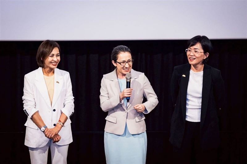 （左起）邱議瑩委員、副總統蕭美琴、蘇巧慧委員也一同觀影。（圖／蘇巧慧委員辦公室提供）