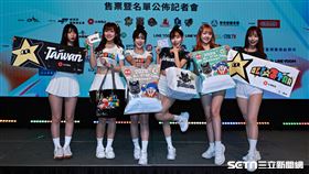 ▲2025中華職棒明星對抗賽售票暨名單公布記者會，6隊代表啦啦隊女孩展示入場贈品。（圖／記者劉彥池攝影）