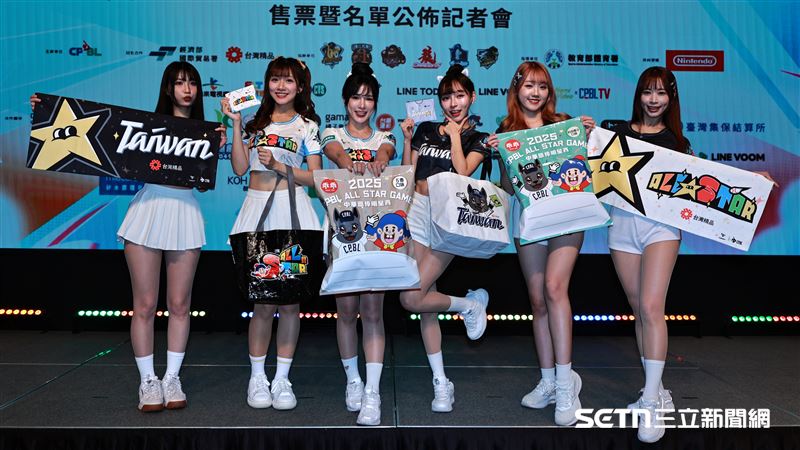 2025中華職棒明星對抗賽售票暨名單公布記者會,6隊啦啦隊女孩展示入場贈品。(圖/記者劉彥池攝影)
