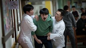 劉子銓飾演的胡冠駿在療養院病發情緒失控。（圖／CATCHPLAY+、公視、大慕可可提供）