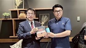 黃偉哲市長日前造訪北海道，跟北海道美唄市櫻井恒市長會面，並將150顆台南產鳳梨分享給當地學生品嘗