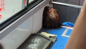公車驚見「人頭倒地」，仔細一看是雞毛撢子。（圖／翻攝自爆廢公社公開版）