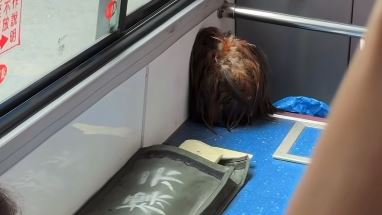 嚇！公車見「人頭落地」　真相曝光超爆笑