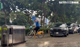 ▲宋建樑送件失敗，騎著YouBike離開。（圖／翻攝畫面）