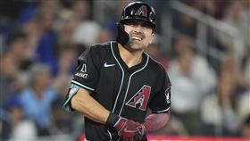 ▲卡洛爾（Corbin Carroll）20日遭觸身球砸到左手。（圖／美聯社／達志影像）