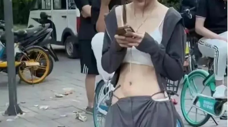 女子穿「兩繩褲」上街引發熱議。(圖/翻攝自微博)