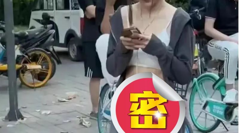她只用「兩條繩子」上街，網友全看傻了