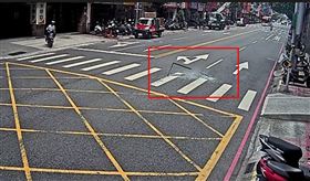 玻璃窗墜落瞬間。（圖／翻攝畫面）